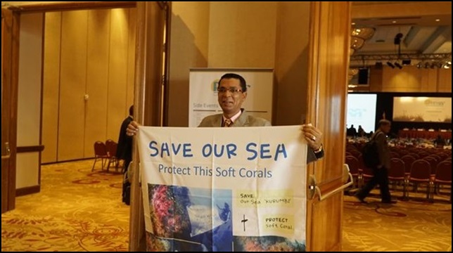 SAVE our sea 라고 적혀있는 현수막을 들고 있다