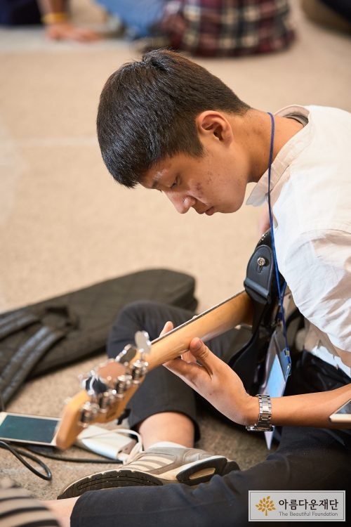 기타를 연주하는 학생