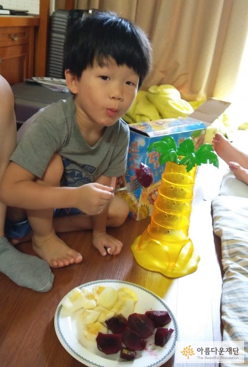 홍자두를 먹고 있는 아이