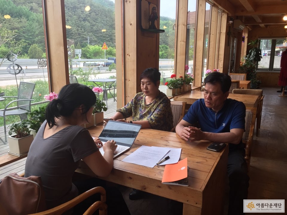 카페에서 이야기를 나누고 있는 김수동 사무국장, 임덕자 공동대책위원장, 박효원 작가