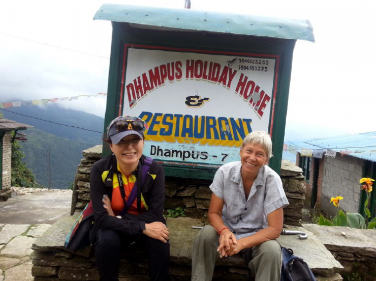 네팔 여행에서 만난 로잘리와 함께 (출처 - 이화자 작가)