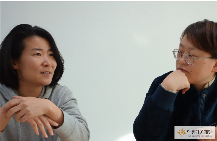 성적권리와 재생산정의를 위한 센터의 활동가 후니(좌)와 나영(우)
