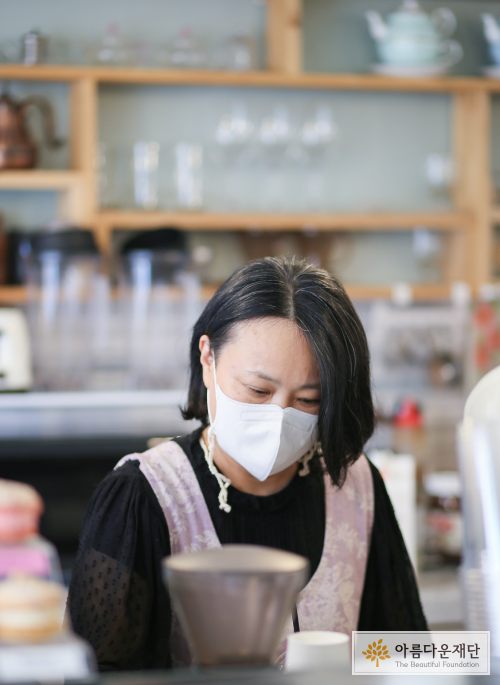 자신이 운영하는 카페에서 커피를 준비하는 하희정 기부자의 집중하는 모습