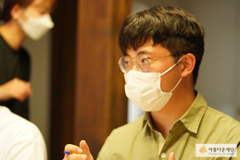 열여덟 어른 박강빈 캠페이너가 자립준비에 대해 설명하고 있는 모습