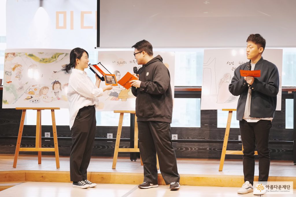 지난해 12월 열여덟 어른 캠페인 미디어시상식에 참여한 (왼쪽부터) 손자영, 주경민 캠페이너