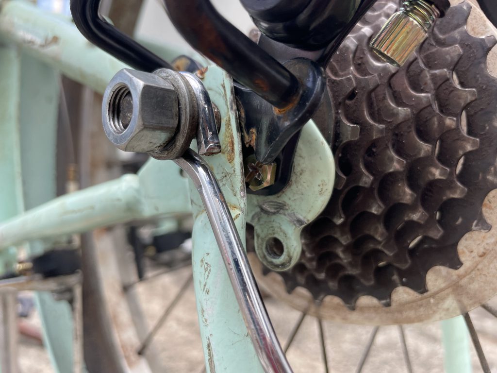 자전거의 톱니 부분이 크게 보이는 사진 