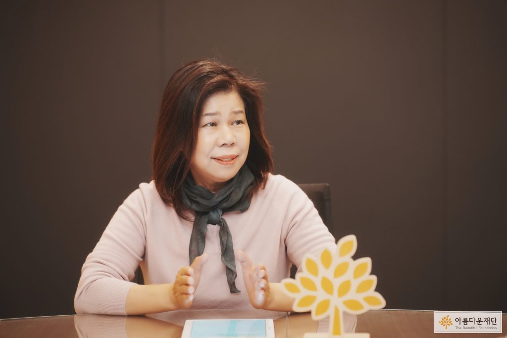 인터뷰에 참여하고 있는 강원특별자치도여자중장기청소년쉼터 윤옥현 소장