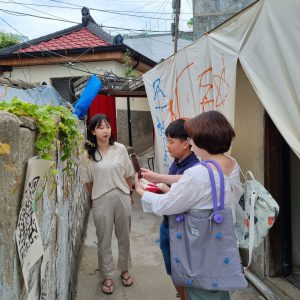 안전전시회를 관람하는 주민