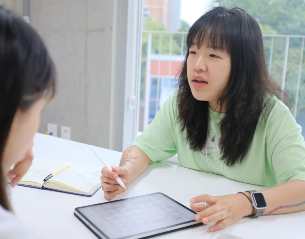 새로운 아이디어를 동료에게 소개하고 있는 김자연 활동가 ⓒ인권재단 사람