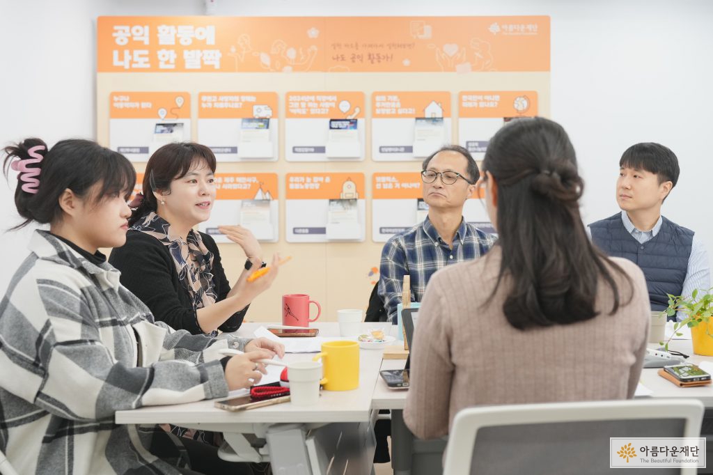 지역아동센터 선생님들이 이야기를 나누고 있다