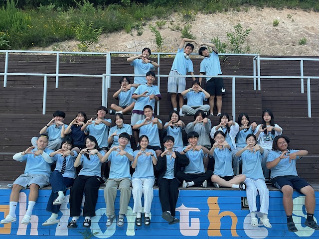GAP에 참여하는 청소년들이 단체로 환하게 웃고있다