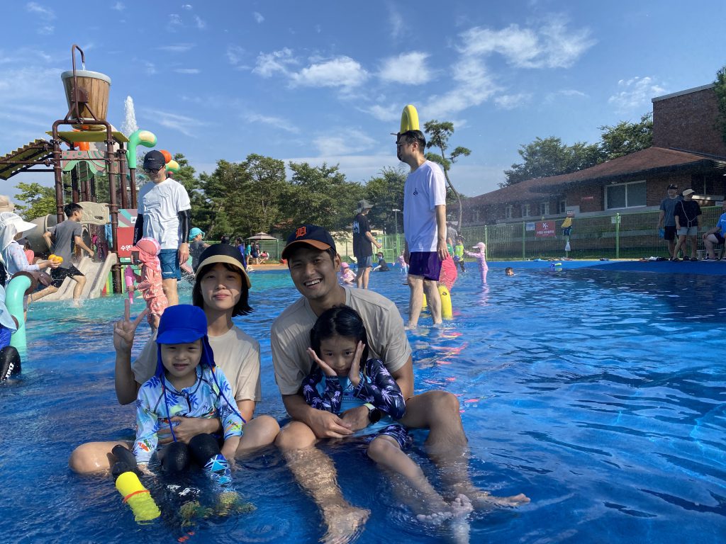 물놀이를 엄청 엄청 좋아하는 가족입니다. 워터파크에 가면 개장 시간에 들어가서 폐장할 때까지 논답니다.
