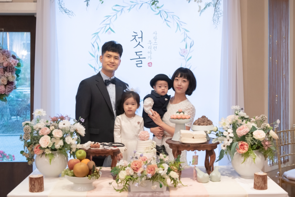 재인이의 첫 돌 사진입니다. 첫째와 둘째 모두 직계 가족끼리 모여 생일을 축하해주었어요.