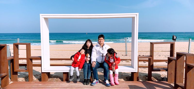 여행을 좋아하는 우리 가족 정동진에서 가족 사진입니다.
