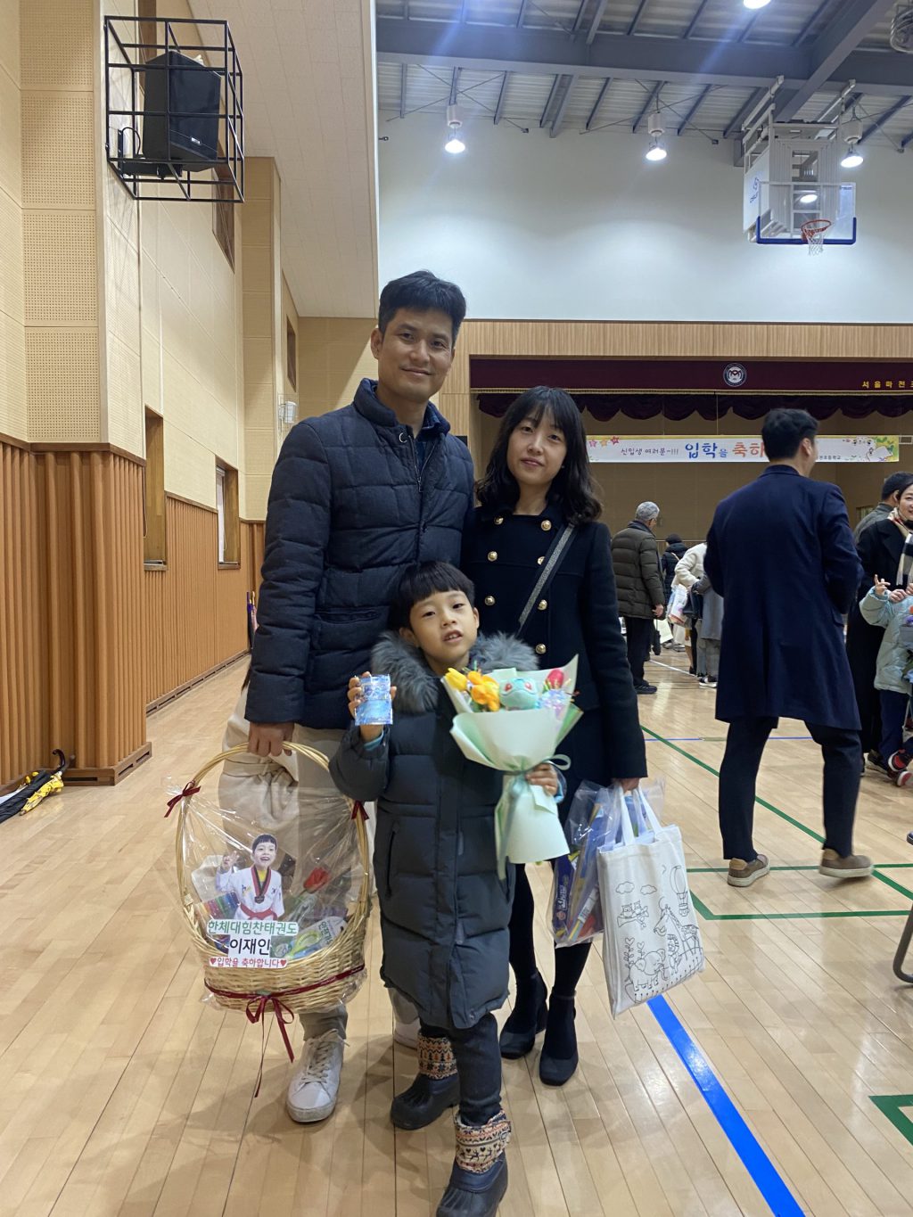 막내 재인이가 여덟살이 되어 올해 입학을 하였습니다. 입학식 사진입니다.