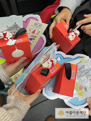 선물교환하는 브랜드커뮤니케이션팀
