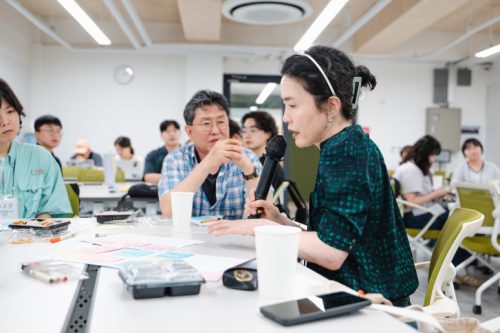 행사 참여자간 대화하고 있다.