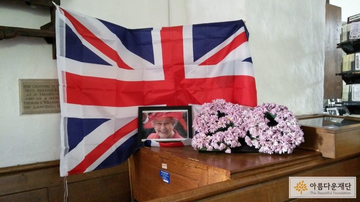 영국 국기와 엘리자베스여왕 사진