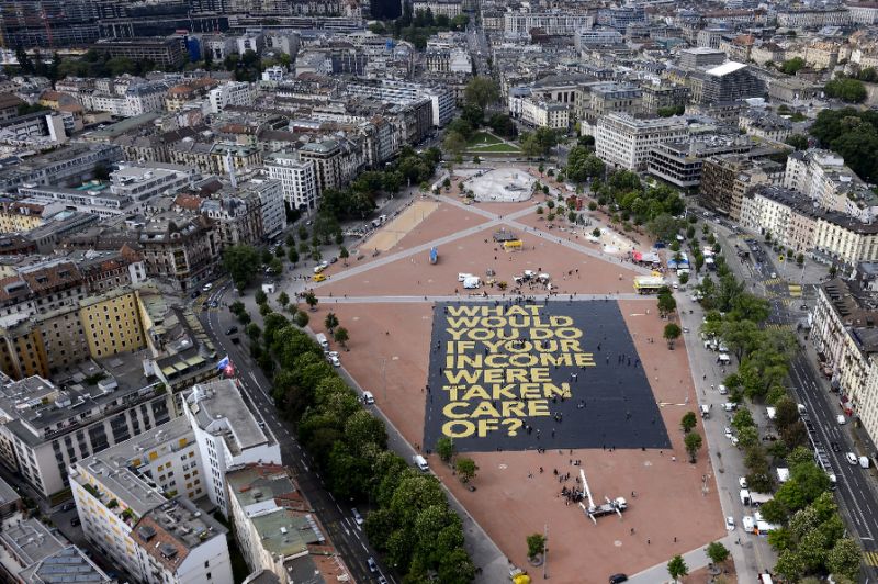 스위스 제네바의 플랭팔레 광장에 전시된 거대한 홍보 포스터 
