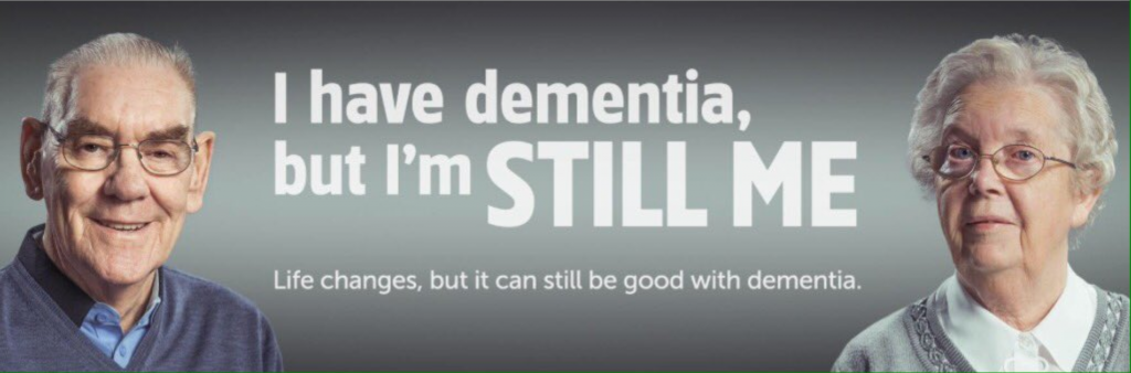 치매 어르신의 주체적인 삶의 필요성을 강조하는 해외 기관의 광고물. l have dementia, but i'm still me. 라고 써 있다.(출처: 트위터 @Dementia_NI)