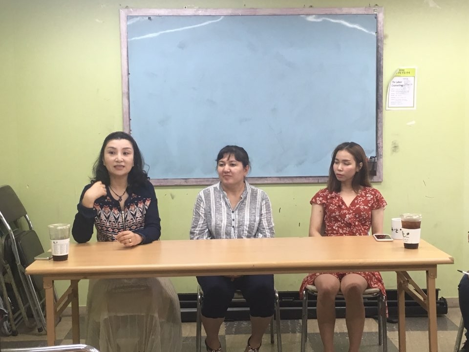 이주여성 한국어 교실 선생님들과 이주민 활동가들을 초청하여 진행한 대화 자리[사진출처 : 수원이주민센터]