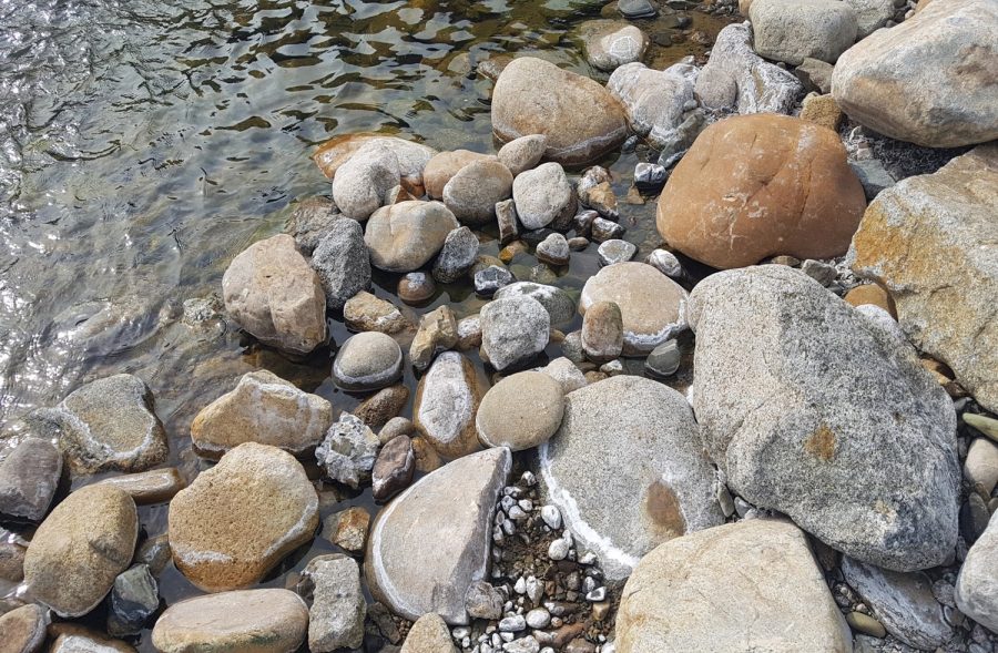 석포제련소 인근 하천. 폐수로 인하여 부유하는 오염물질이 낙동강 최상류 돌에 하얖게 끼어 있다