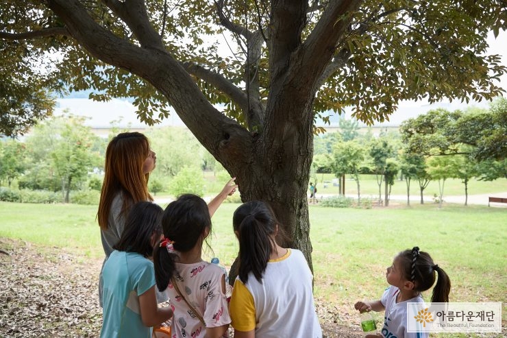 나무를 관찰하는 아이들