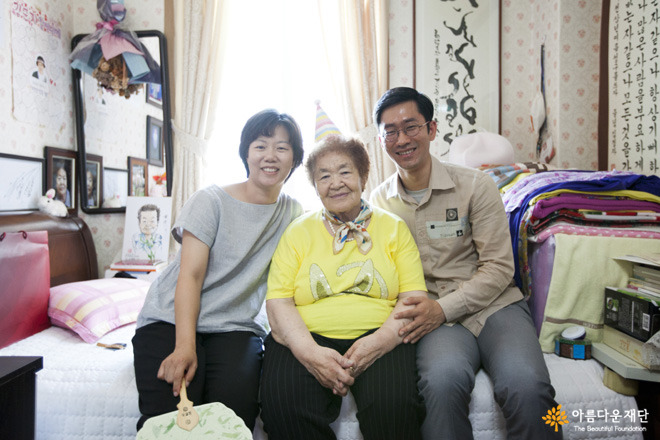 김군자 할머님과 아름다운재단 가족들