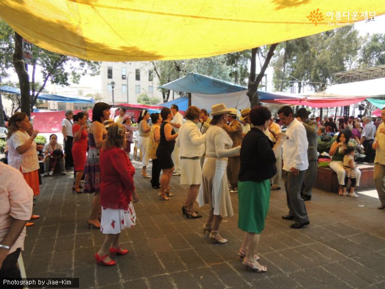 멕시코_단손 광장에서 연습하는 사람들 