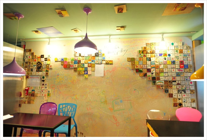 카페 미니엘라 벽면을 채운 그림들.