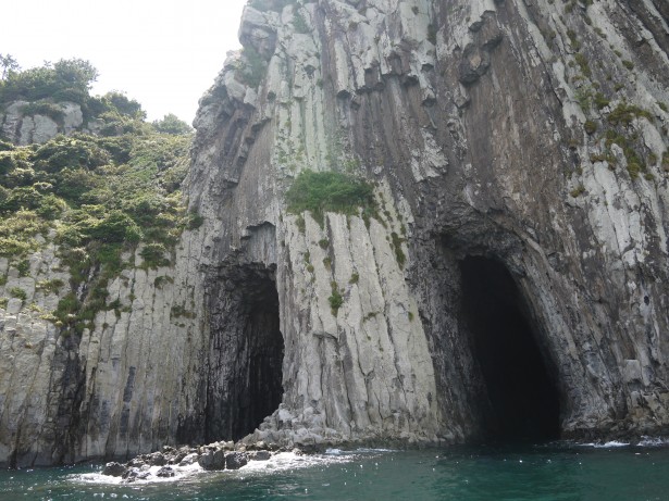 강정 앞바다와 범섬 일대는 유네스코 생물권보전지역, 천연기념물 등 7개의 보호구역으로 지정, 보전되고 있다. 범섬의 대형 해식동굴이 장관이다.