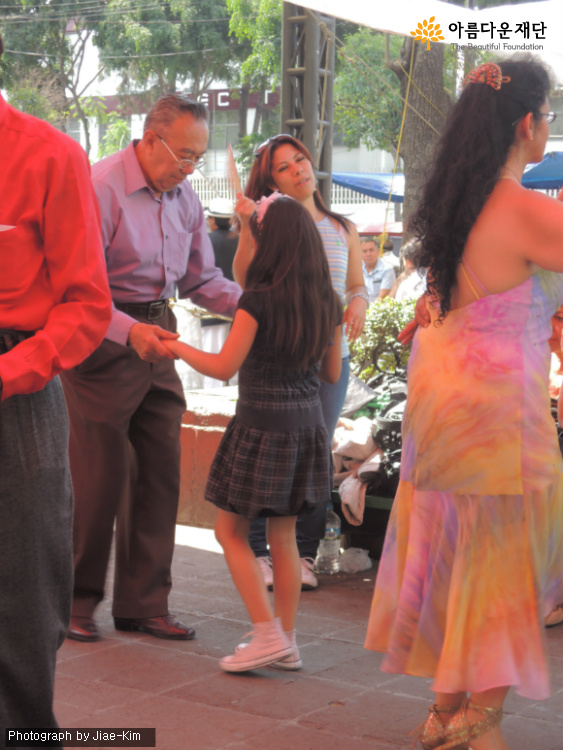 멕시코_손녀뻘 아이에게 단손 춤 가르쳐주는 할아버지 