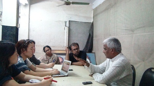 ▲ 방글라데시 섬유의류노동자연맹(Textile Garment Workers Federation/WFTU가맹) 아불 후세인 위원장과 인터뷰를 하고 있는 모습