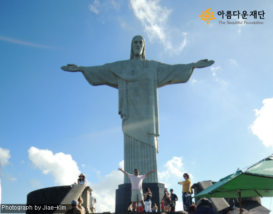 브라질_예수상 흉내내며 사진찍는 외쿡인