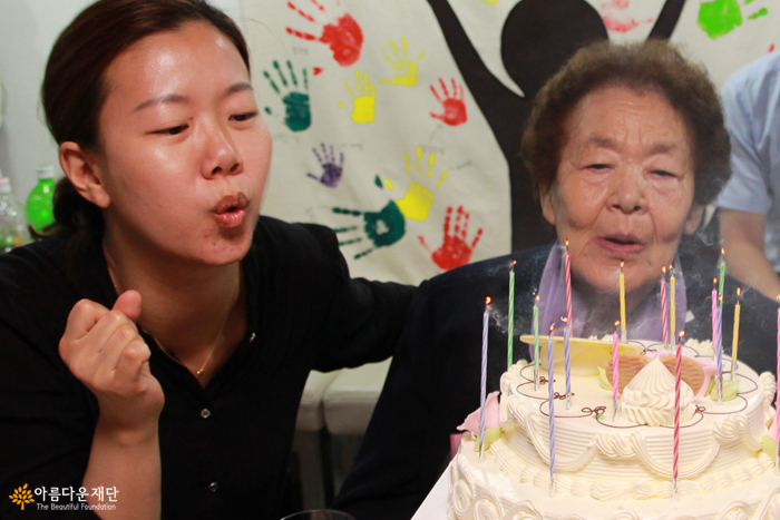 89세 생일케이크 촛불을 끄는 김군자 할머니