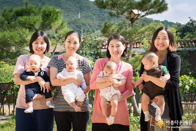 생애 첫 기부로 행복을 나눈 김래하, 최우진, 김하진, 이시우 아기(왼쪽부터)