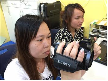 카메라를 사용하는 캄보디아인 여성