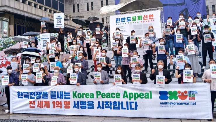 한반도 종전 캠페인 기자회견 사진 참여자들이 마스크를 쓰고 구호를 외치고 있고, 현수막에는 "한국전쟁을 끝내는 Korea Peace Appeal 전 세계 1억명 서명을 시작합니다."라고 적혀있다.